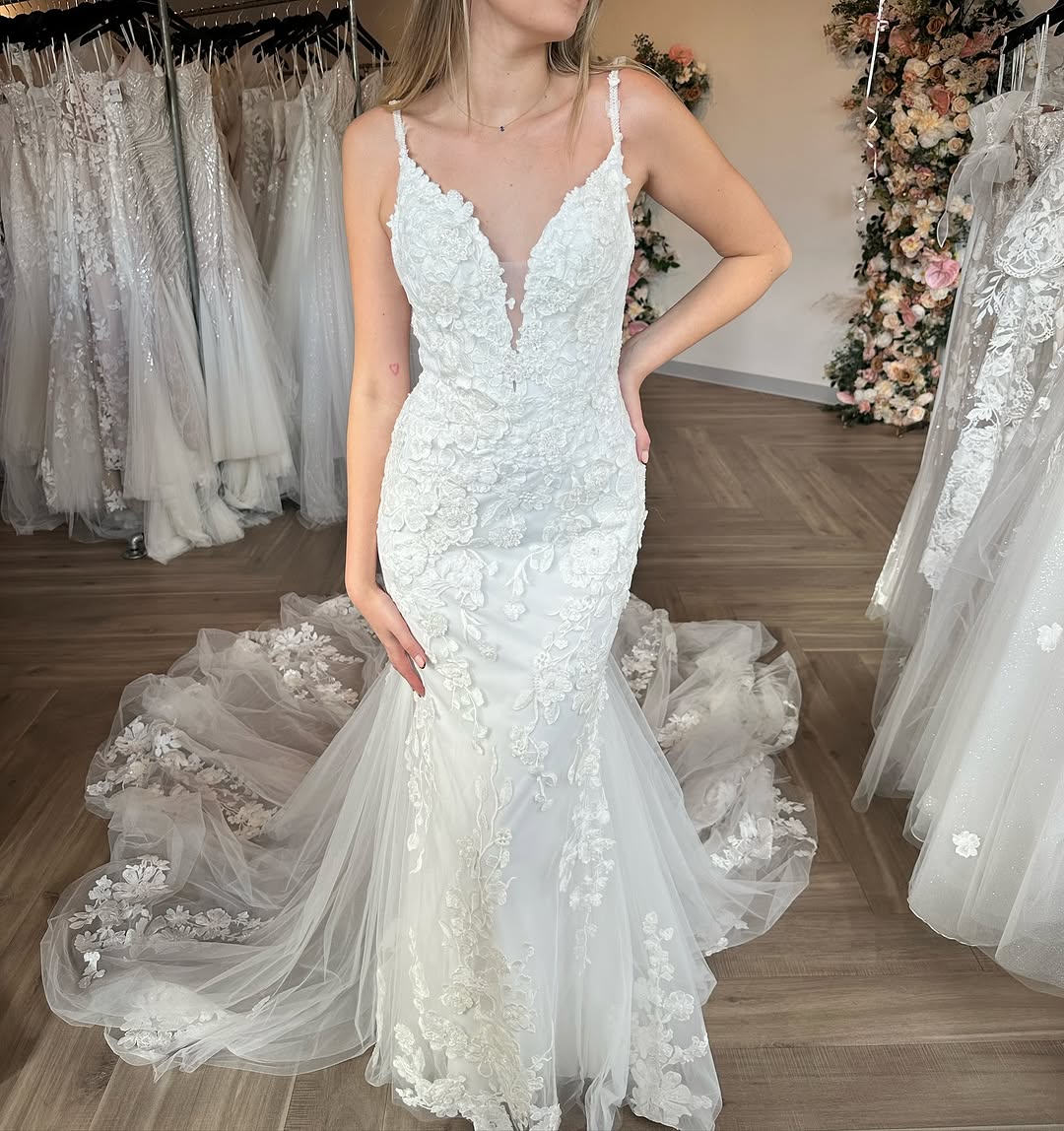 Summer Wedding Dress Lace Mermaid Sleeveless V Neck US2 / White Summer Wedding Dress Lace Mermaid Sleeveless V Neck US2 / White