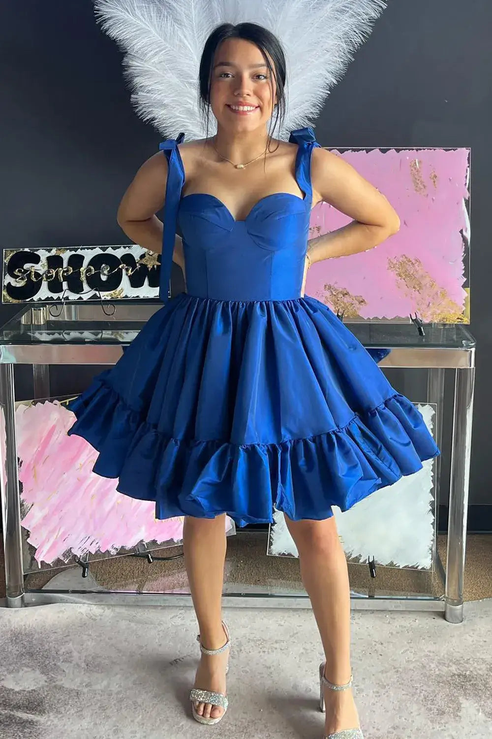 Vestido de fiesta de satén negro con corte A, fruncido, con lazo y sin mangas