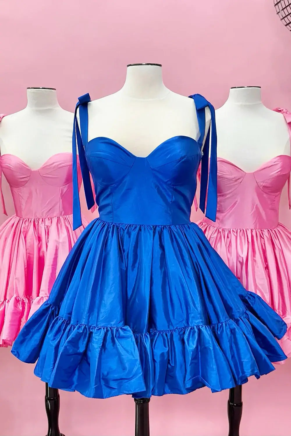 Vestido de fiesta de satén negro con corte A, fruncido, con lazo y sin mangas
