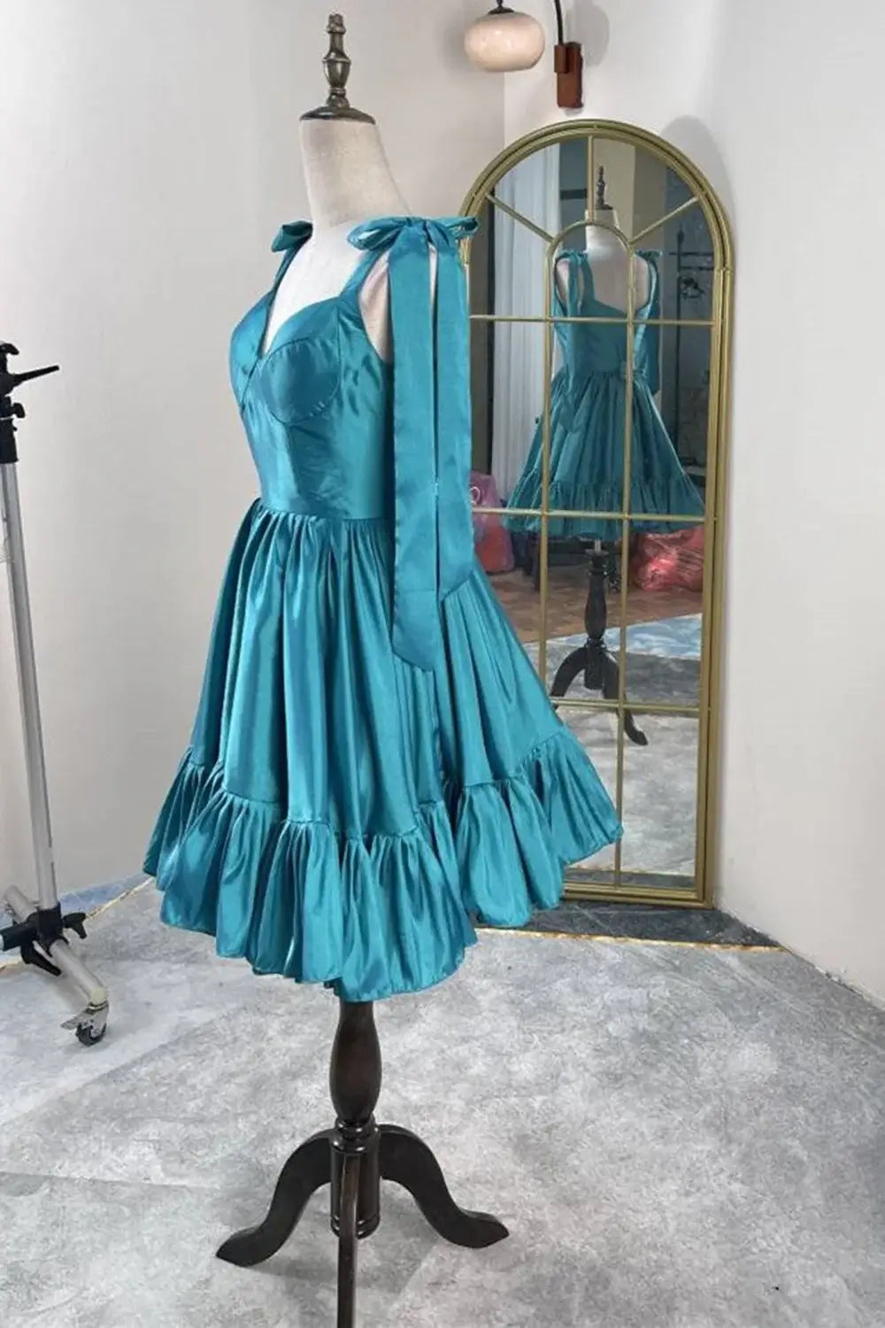 Vestido de fiesta de satén negro con corte A, fruncido, con lazo y sin mangas