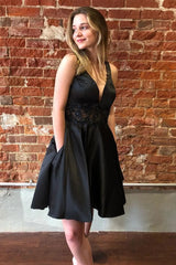 Black Short Homecoming Dress V-Neck Hoco Dress with Pockets