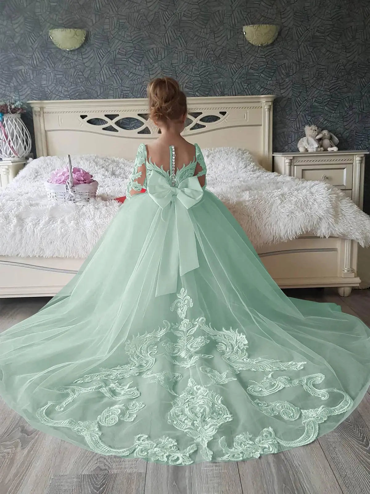Cheap Long Sleeves Princess Lace Flower Girl Dresses with Detachable Train