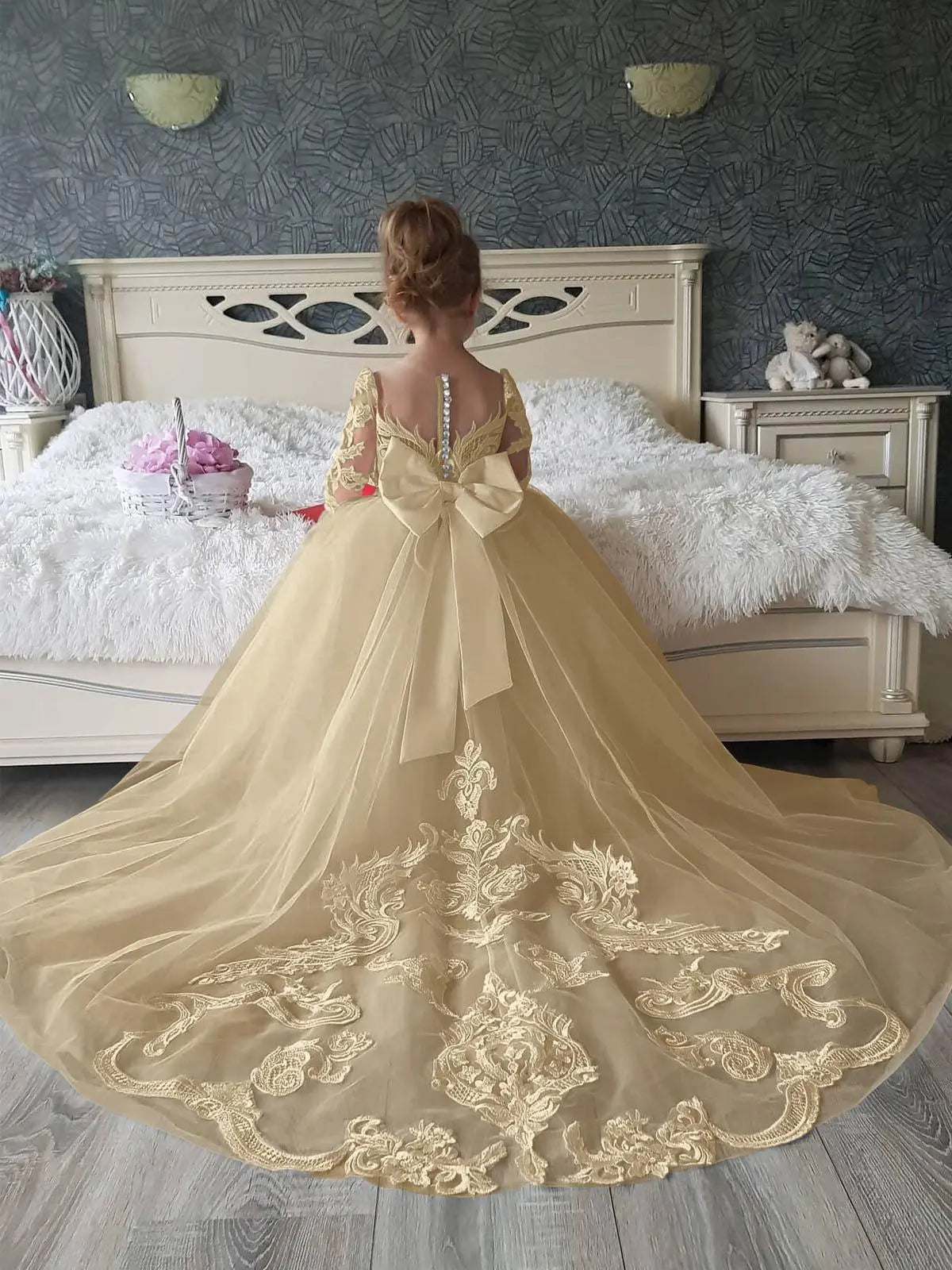 Cheap Long Sleeves Princess Lace Flower Girl Dresses with Detachable Train