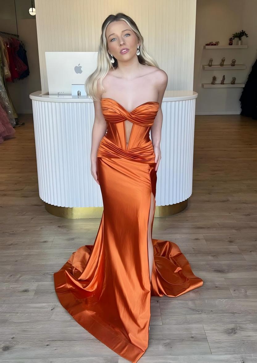 Vestido de fiesta burdeos con corsé y abertura en forma de sirena con escote corazón largo