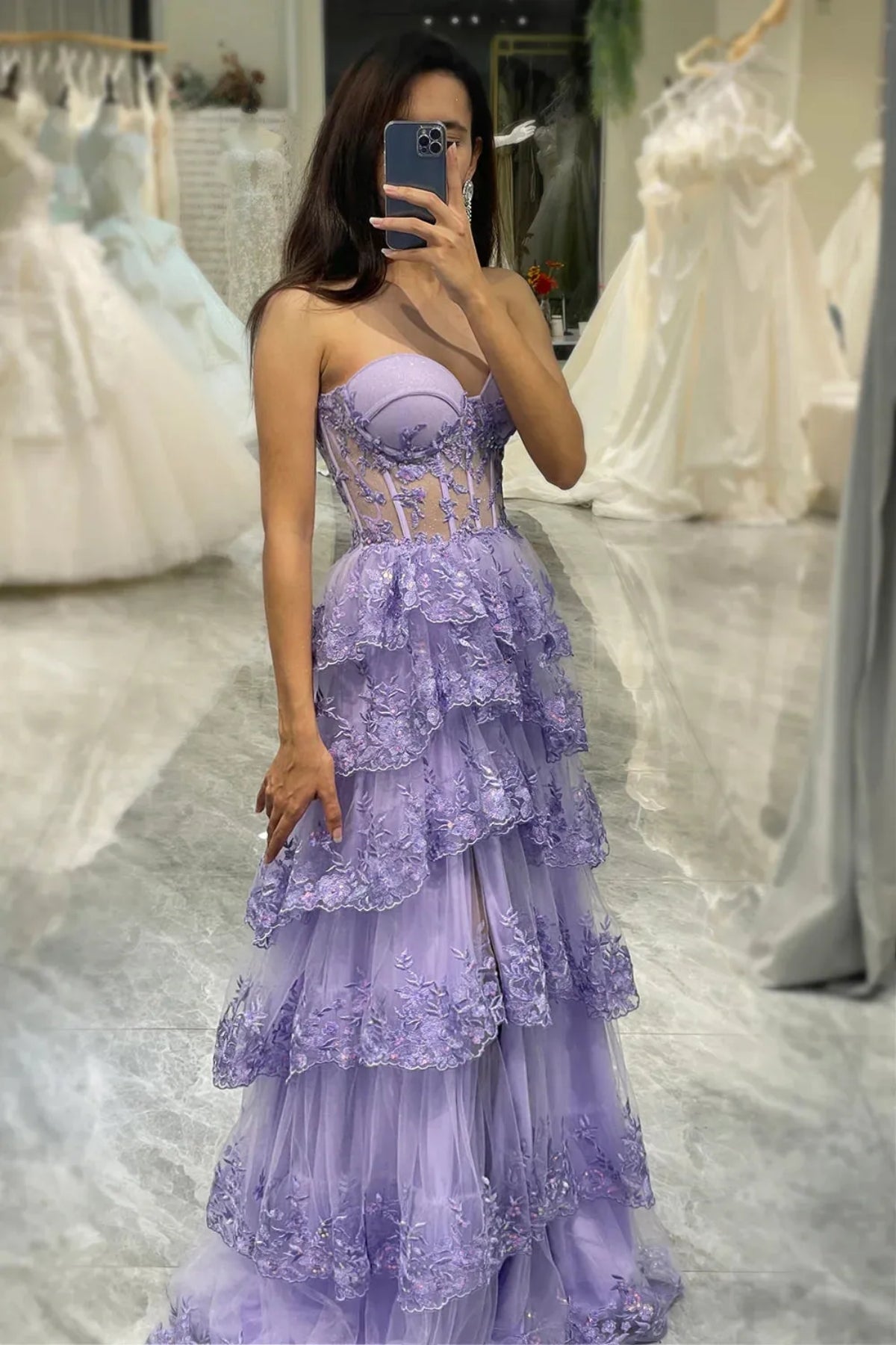 Vestido formal largo color lavanda con escote en forma de corazón y apliques