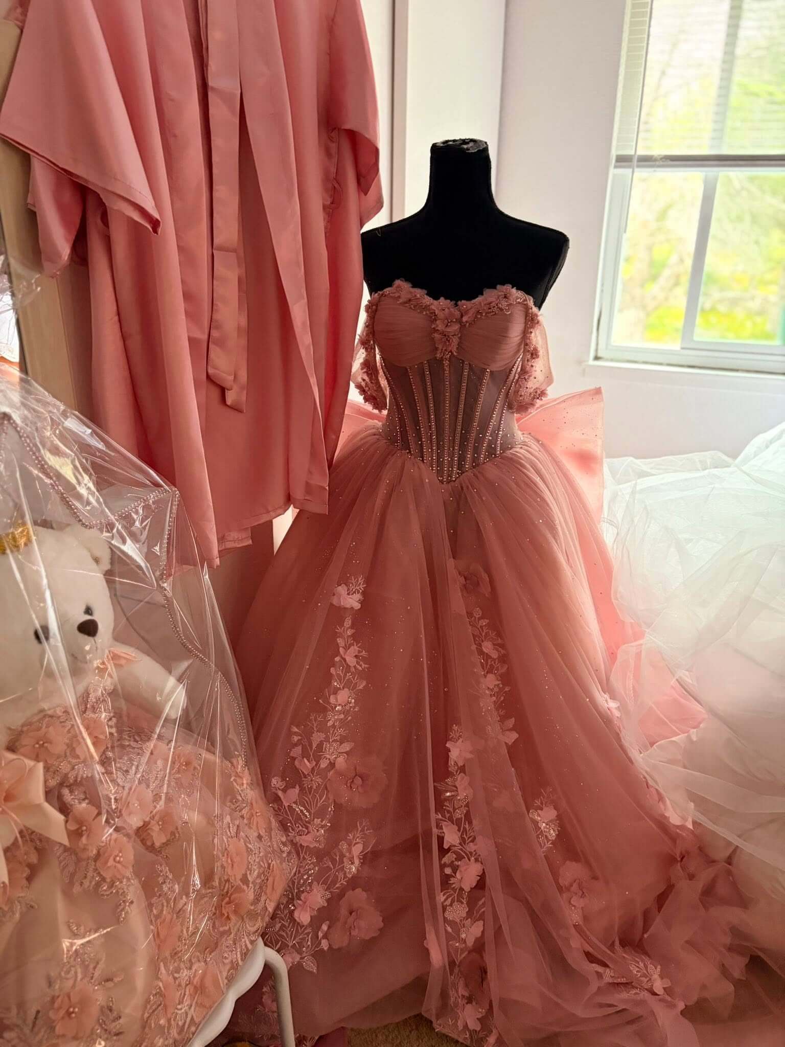 Vestido de quinceañera morado claro con flores y hombros descubiertos para dulces 16