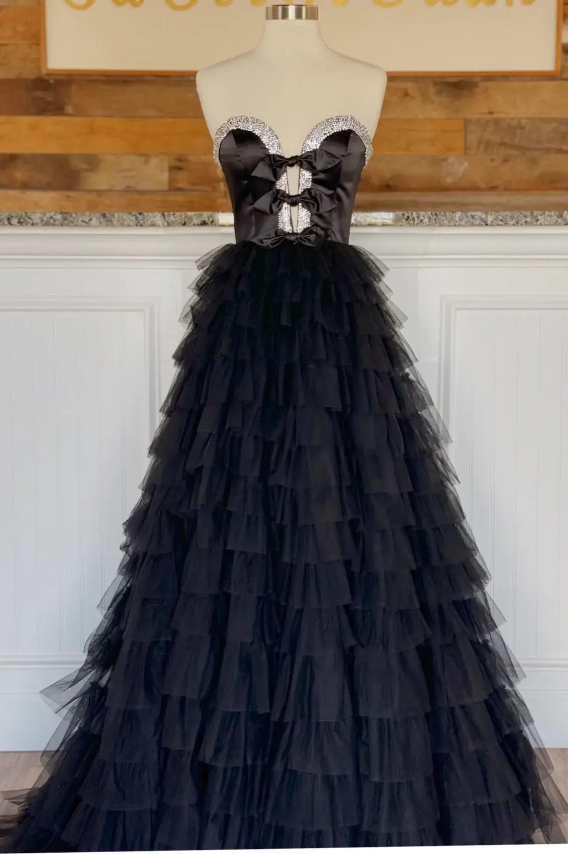Strapless Ball Gown Black Prom Dresses Tulle Ruffle with Beaded