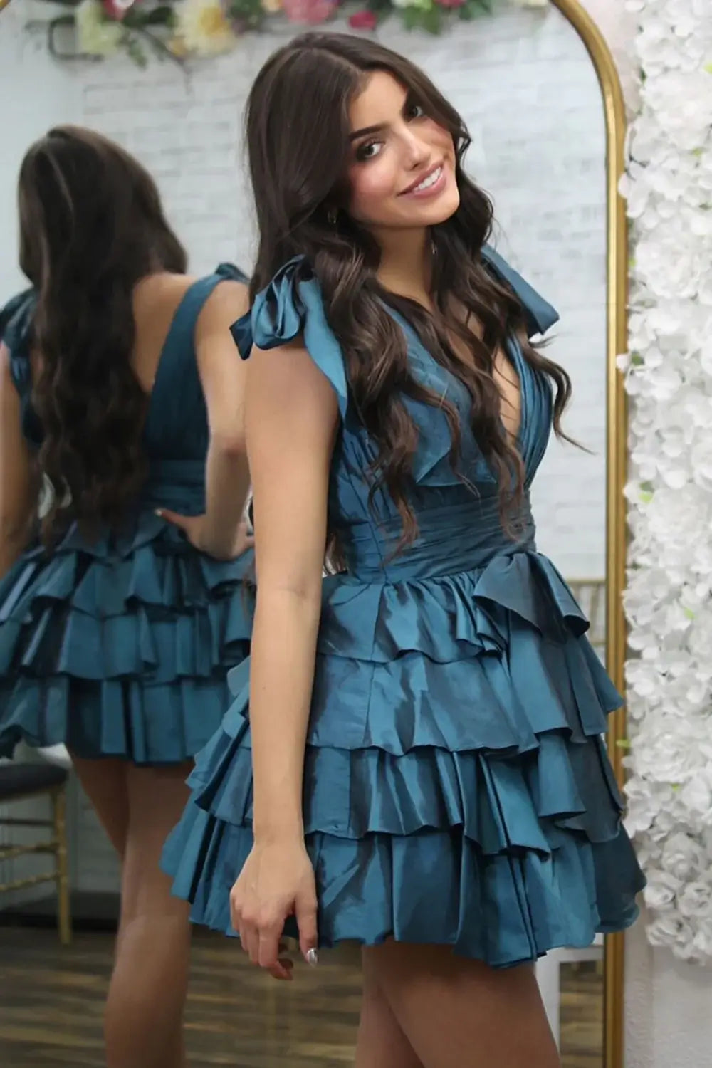 Vestido de fiesta azul real corto con escote en V y volantes, corte A y capas