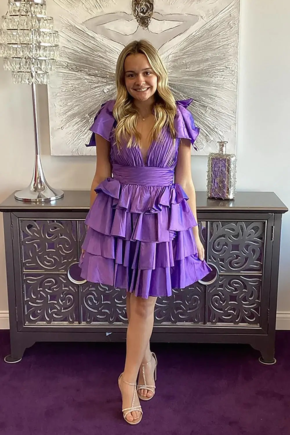 Vestido de fiesta azul real corto con escote en V y volantes, corte A y capas