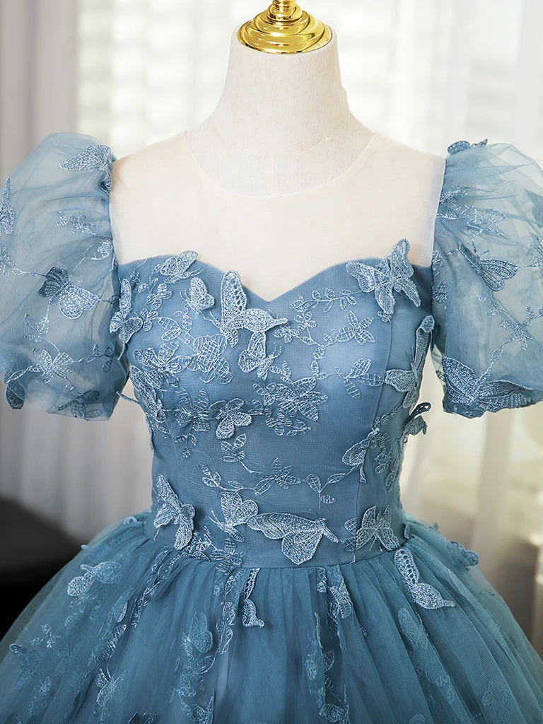Vestidos de quinceañera con mariposas azul grisáceo, mangas cortas abullonadas y corte de gala