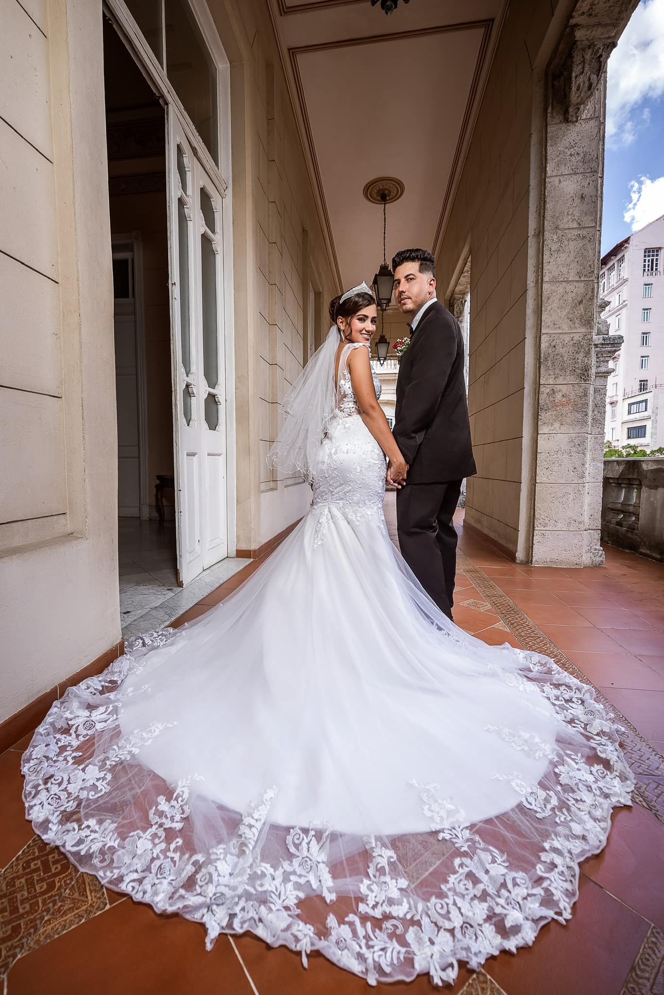 Boho Mermaid Lace Modest Wedding Dress Sleeveless Applique