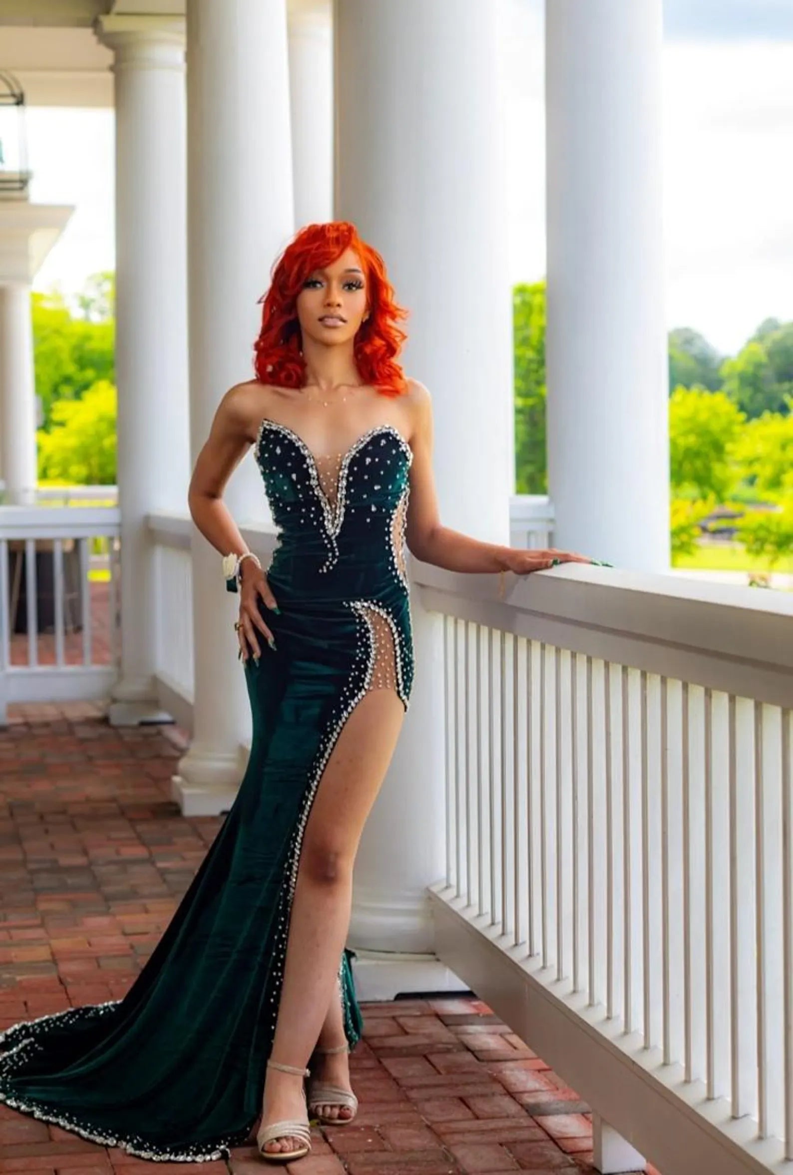 Vestido formal de terciopelo verde oscuro para invitada de boda con cuentas y abertura alta
