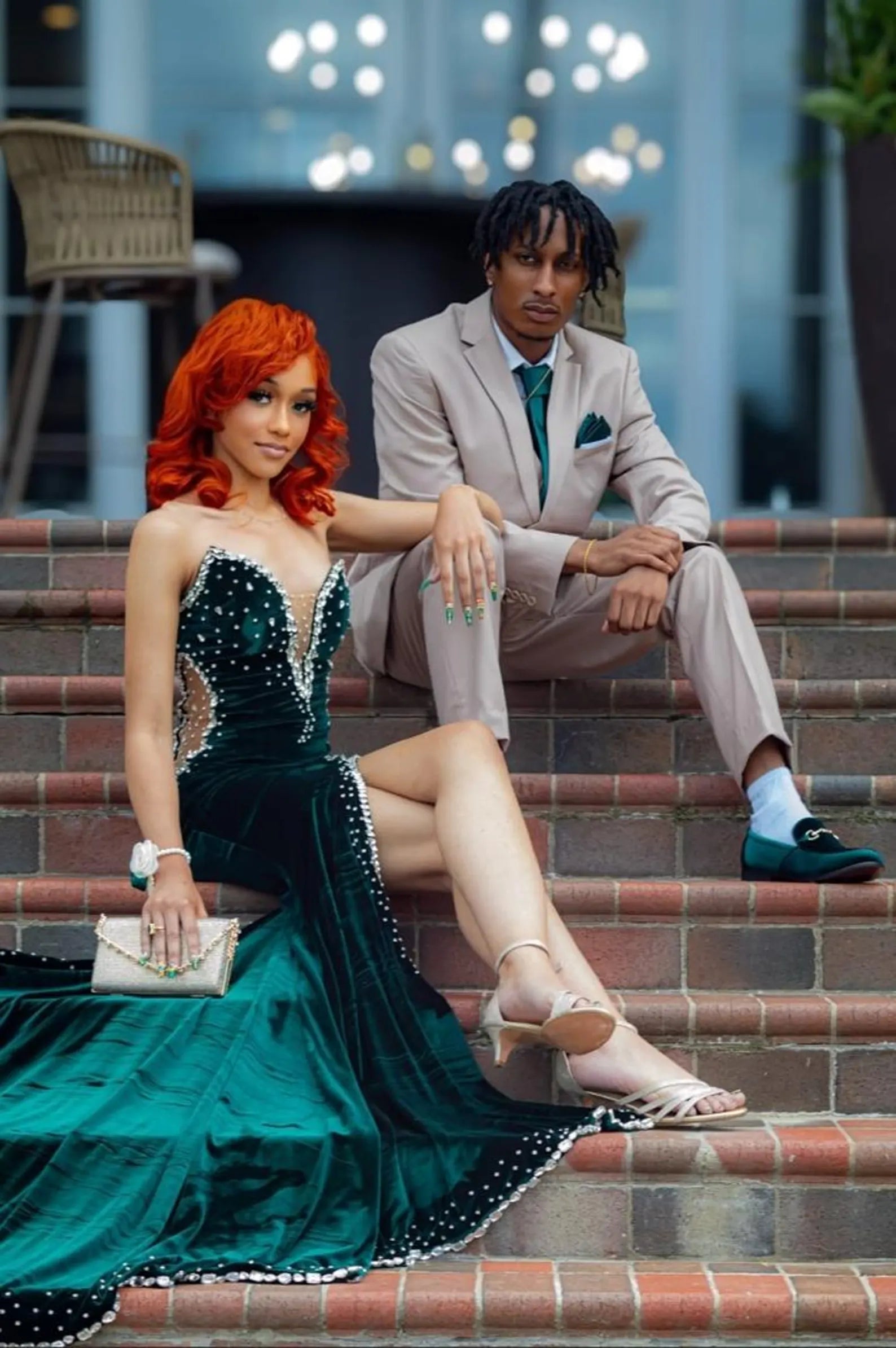 Vestido formal de terciopelo verde oscuro para invitada de boda con cuentas y abertura alta