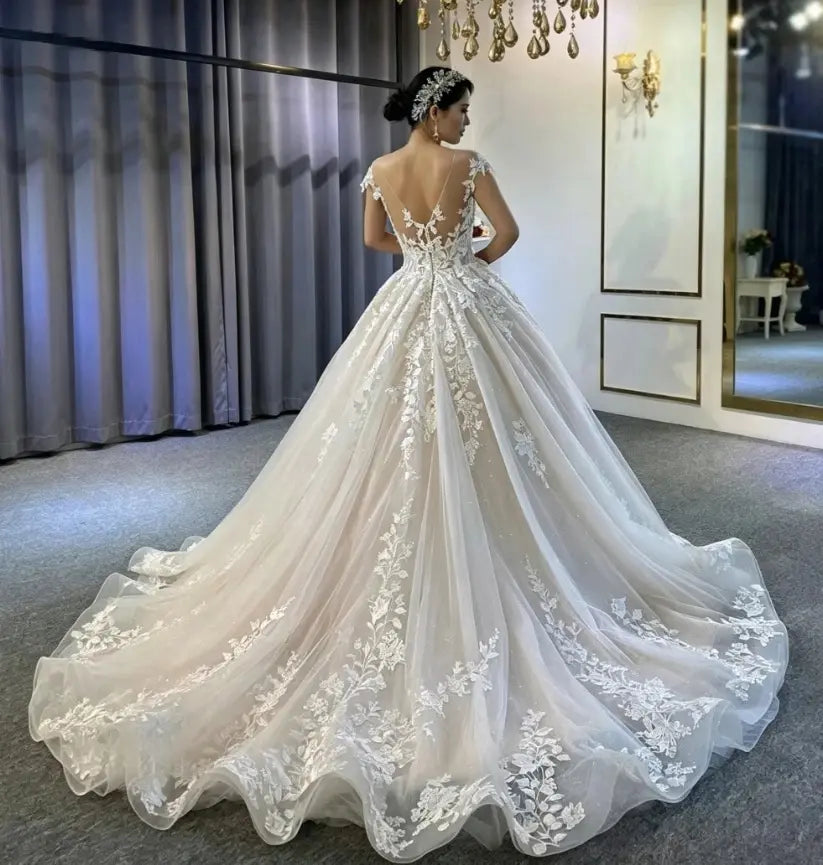 Gorgeous A-line Beach Wedding Dresses Lace Applique Open Back
