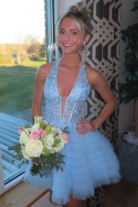 Vestido de fiesta de encaje plateado con cuello halter y corte A con apliques en capas