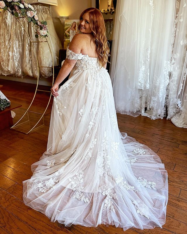 Lace Appliques Plus Size Wedding Dress For Brides Off the Shoulder