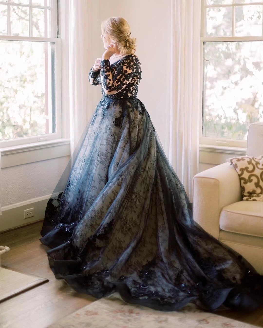 Long Sleeve Lace Black Gothic Wedding Dresses for Bride with Train