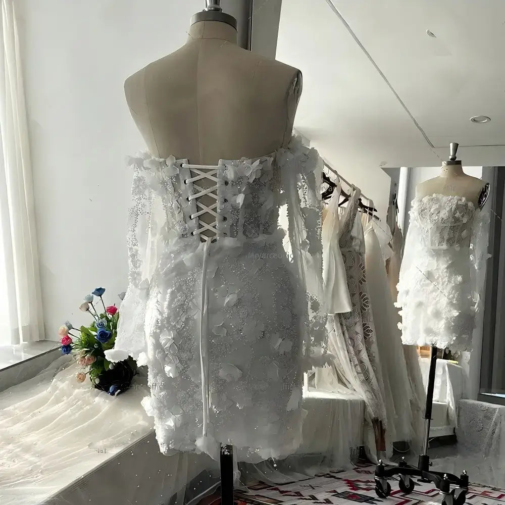 Vestido de novia corto moderno con encaje floral y cuentas