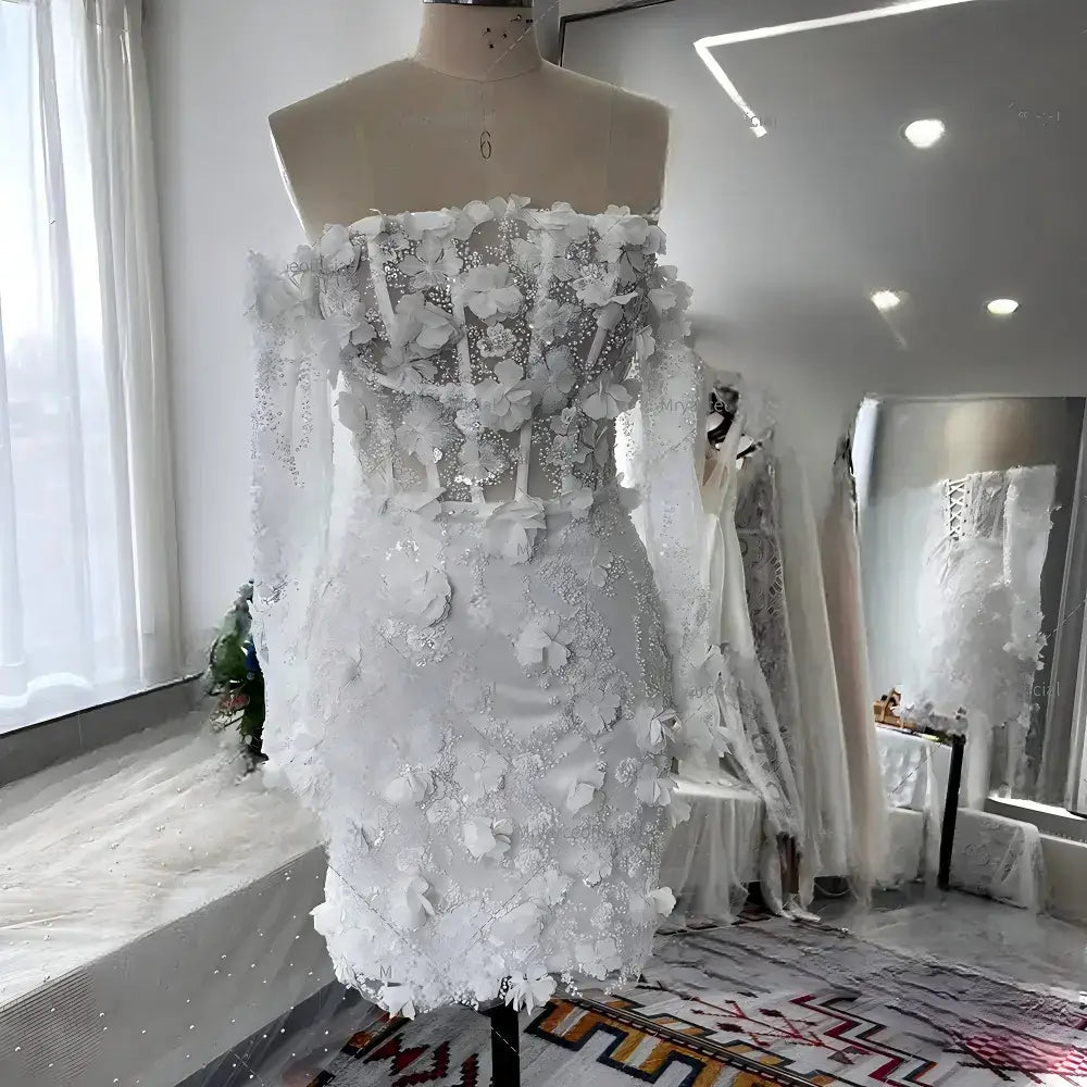 Vestido de novia corto moderno con encaje floral y cuentas