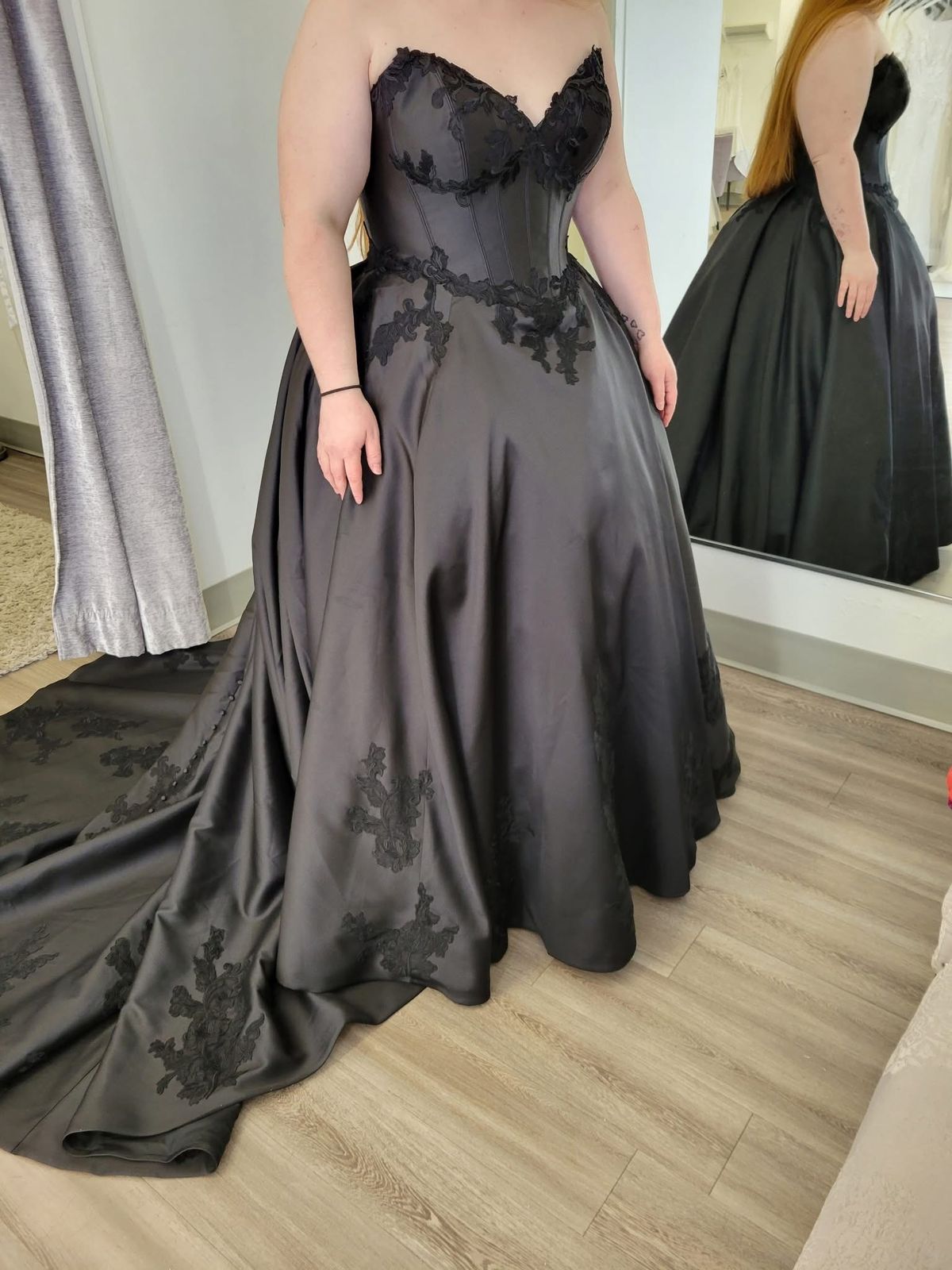 New Design Strapless Black Wedding Dress Lace Appliques V-Neck Mychicdress