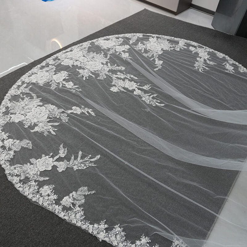 Velo de novia blanco de nuevo diseño con aplicaciones florales de encaje y cuentas