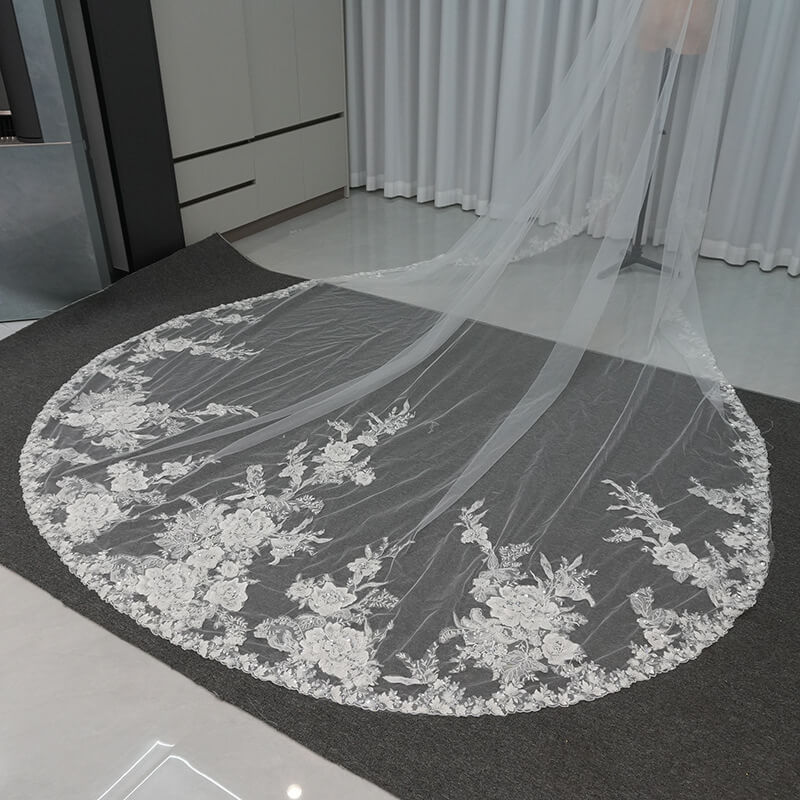 Velo de novia blanco de nuevo diseño con aplicaciones florales de encaje y cuentas