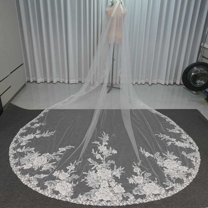 Velo de novia blanco de nuevo diseño con aplicaciones florales de encaje y cuentas