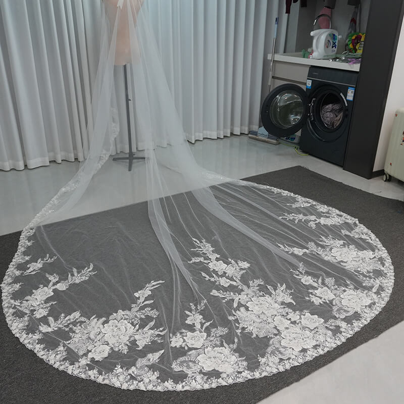 Velo de novia blanco de nuevo diseño con aplicaciones florales de encaje y cuentas