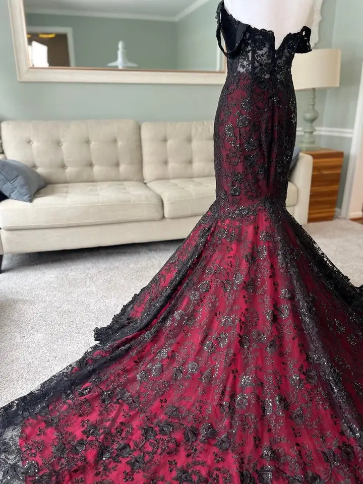 Off-Shoulder Black and Red Mermaid Wedding Dresses Applique with Cape