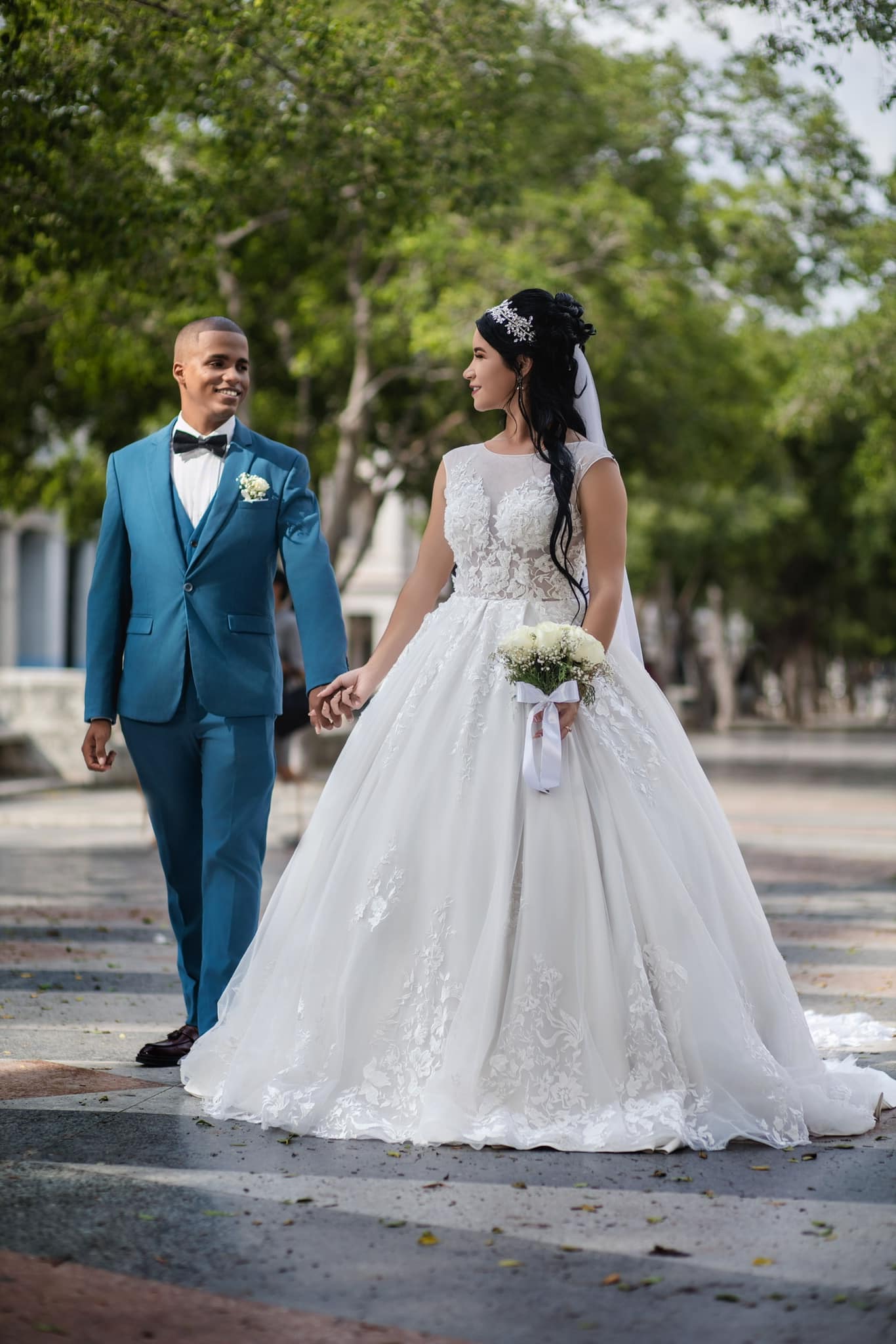 Princess Ivory Lace Garden Wedding Dresses Tulle Sleeveless Appliques