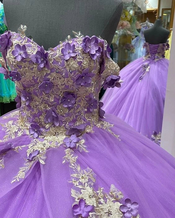 Vestido de quinceañera de princesa con encaje color lavanda y flores 3D.