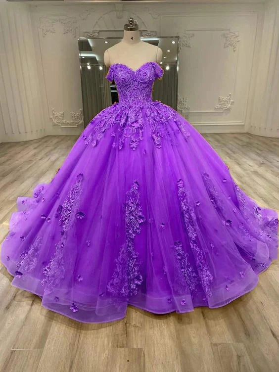 Precioso vestido de quinceañera morado de tul con apliques de encaje en 3D