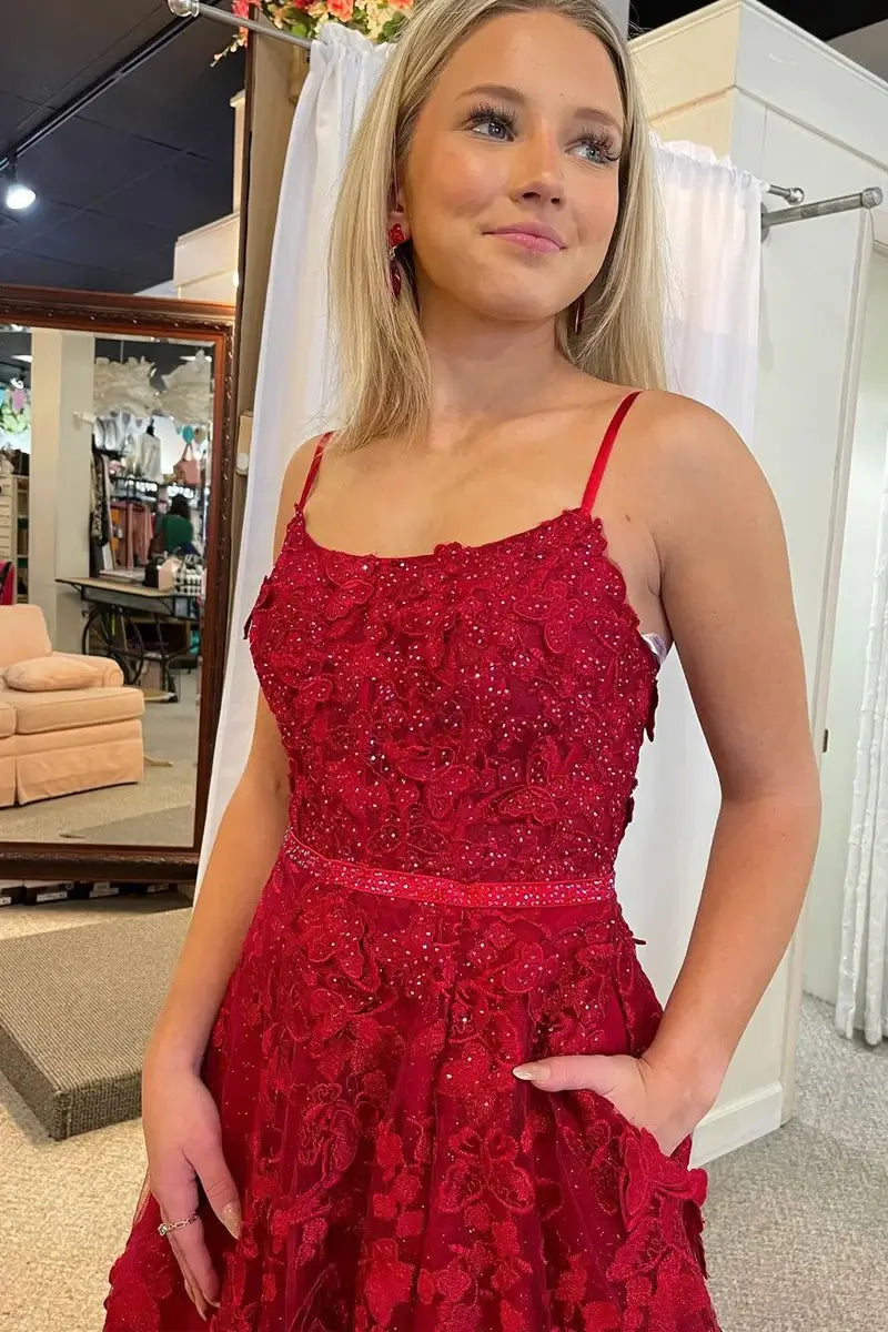 Vestido de fiesta lavanda con abertura y apliques de encaje y mariposas en forma de A