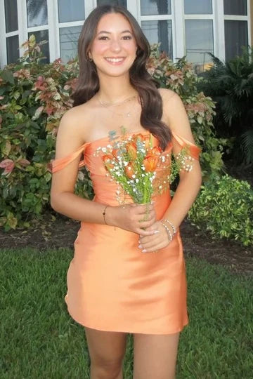 Vestido mini amarillo de satén de seda con hombros descubiertos y económico para la fiesta de bienvenida.
