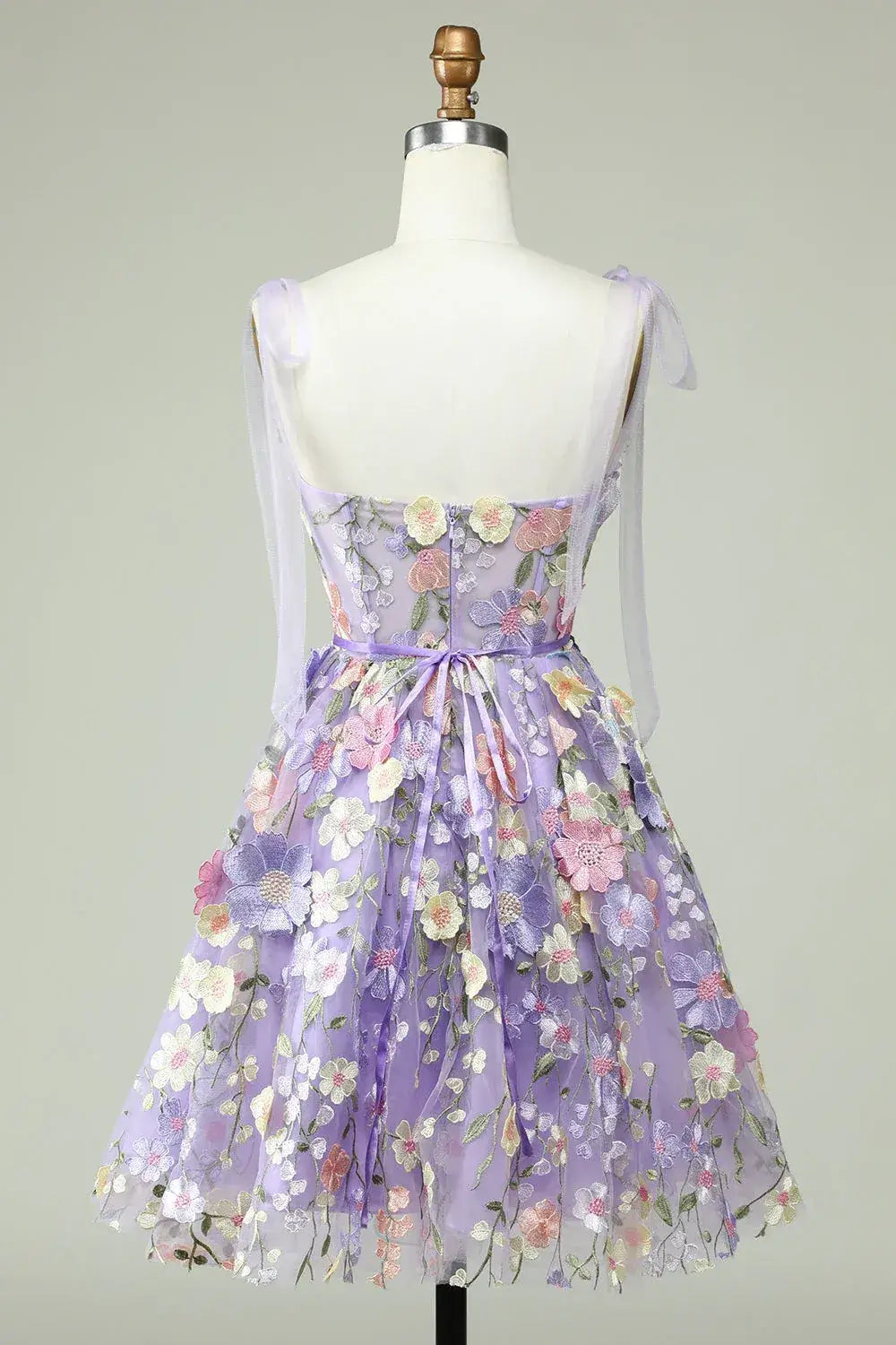 Vestido de fiesta corto de tul lavanda con flores 3D
