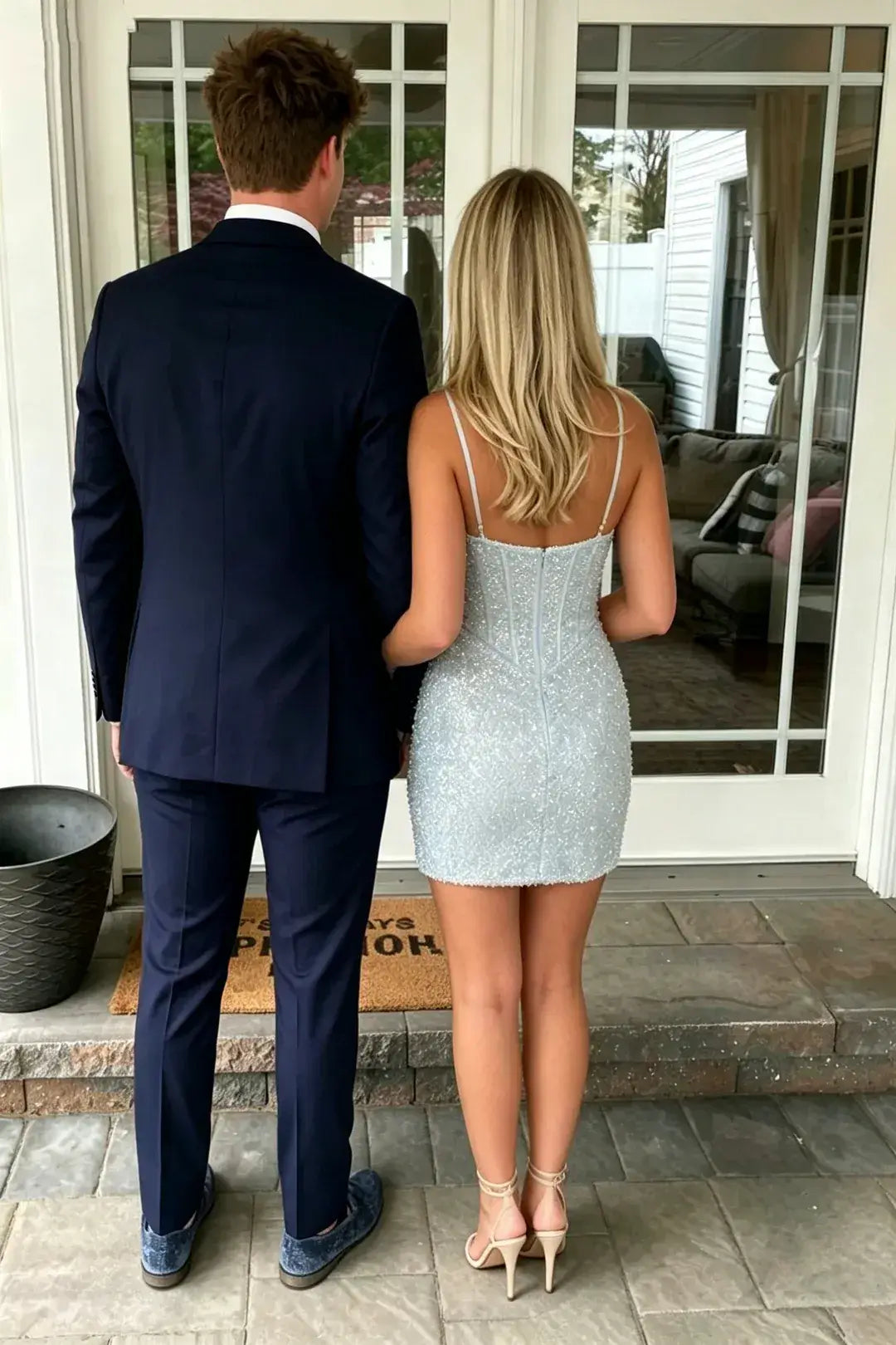 Vestidos de fiesta cortos de encaje en capas azul claro con cuello en V