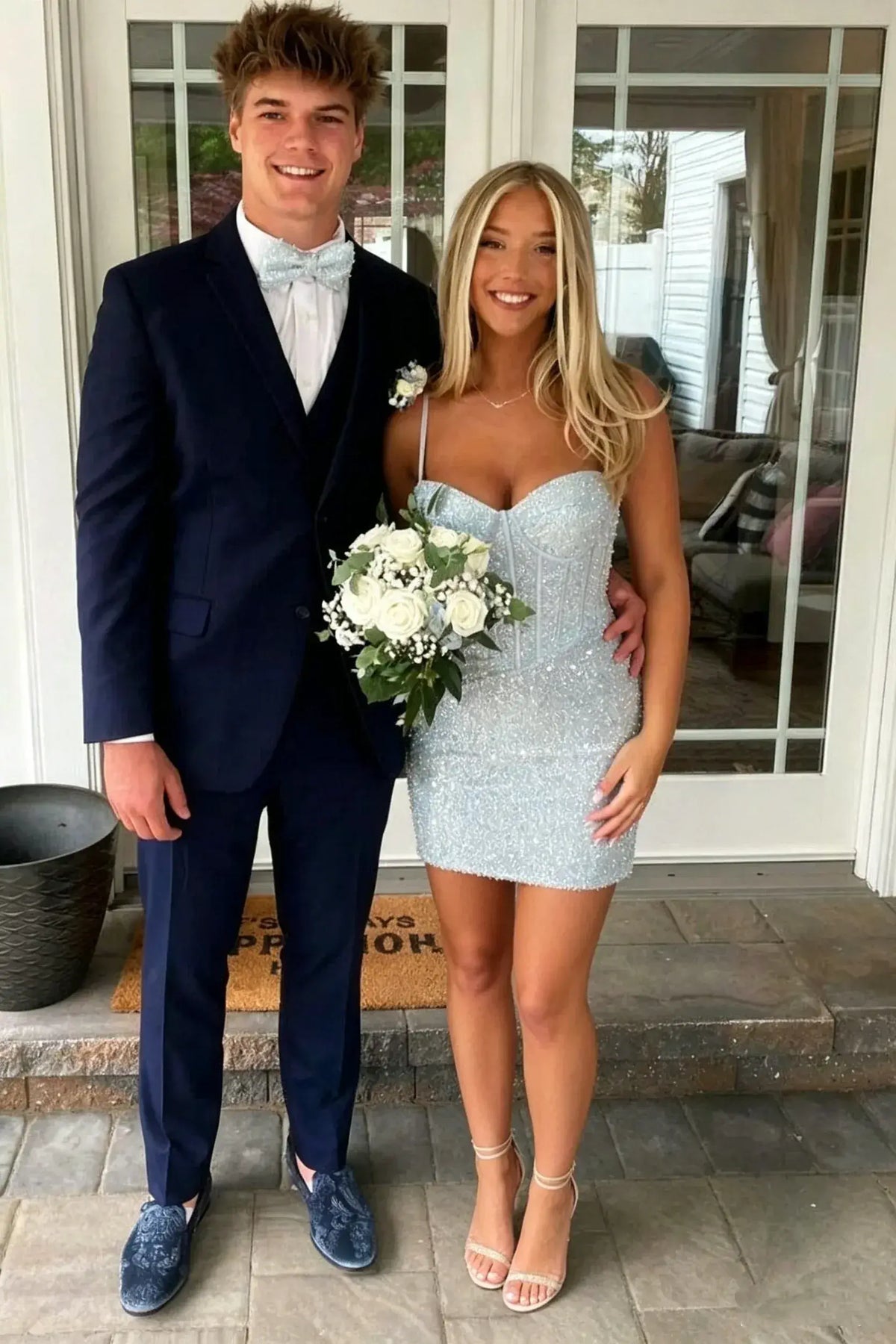 Vestidos de fiesta cortos de encaje en capas azul claro con cuello en V