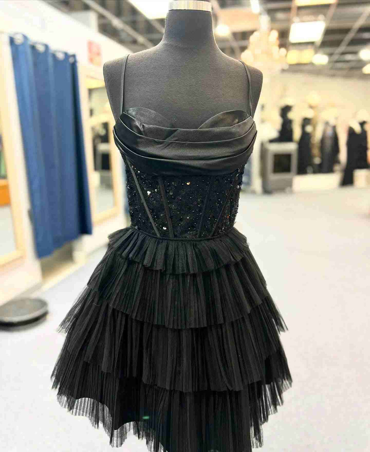 Vestido de fiesta con cuentas en capas y corsé negro de corte A