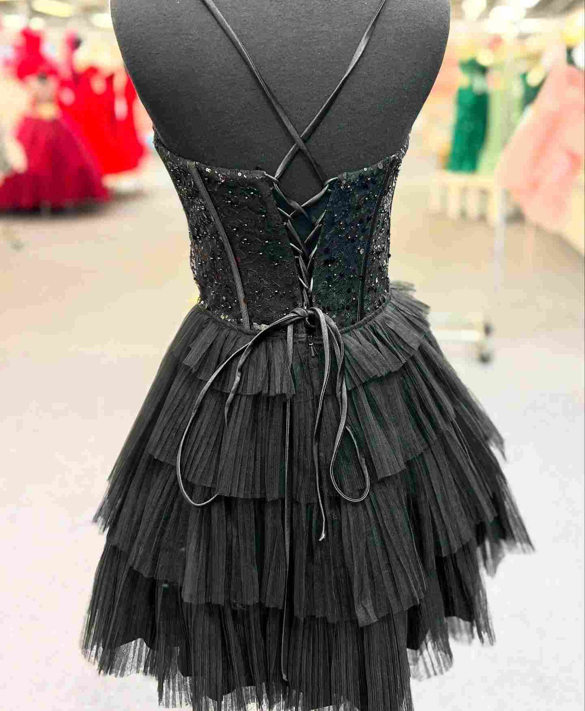 Vestido de fiesta con cuentas en capas y corsé negro de corte A
